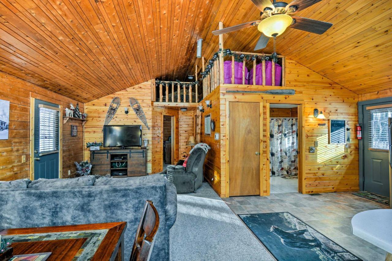 Cozy Manistique Cabin With Deck, Grill And Fire Pit! Vila Exterior foto