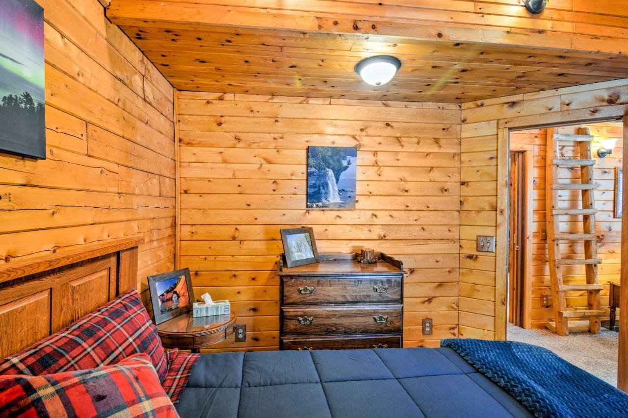 Cozy Manistique Cabin With Deck, Grill And Fire Pit! Vila Exterior foto