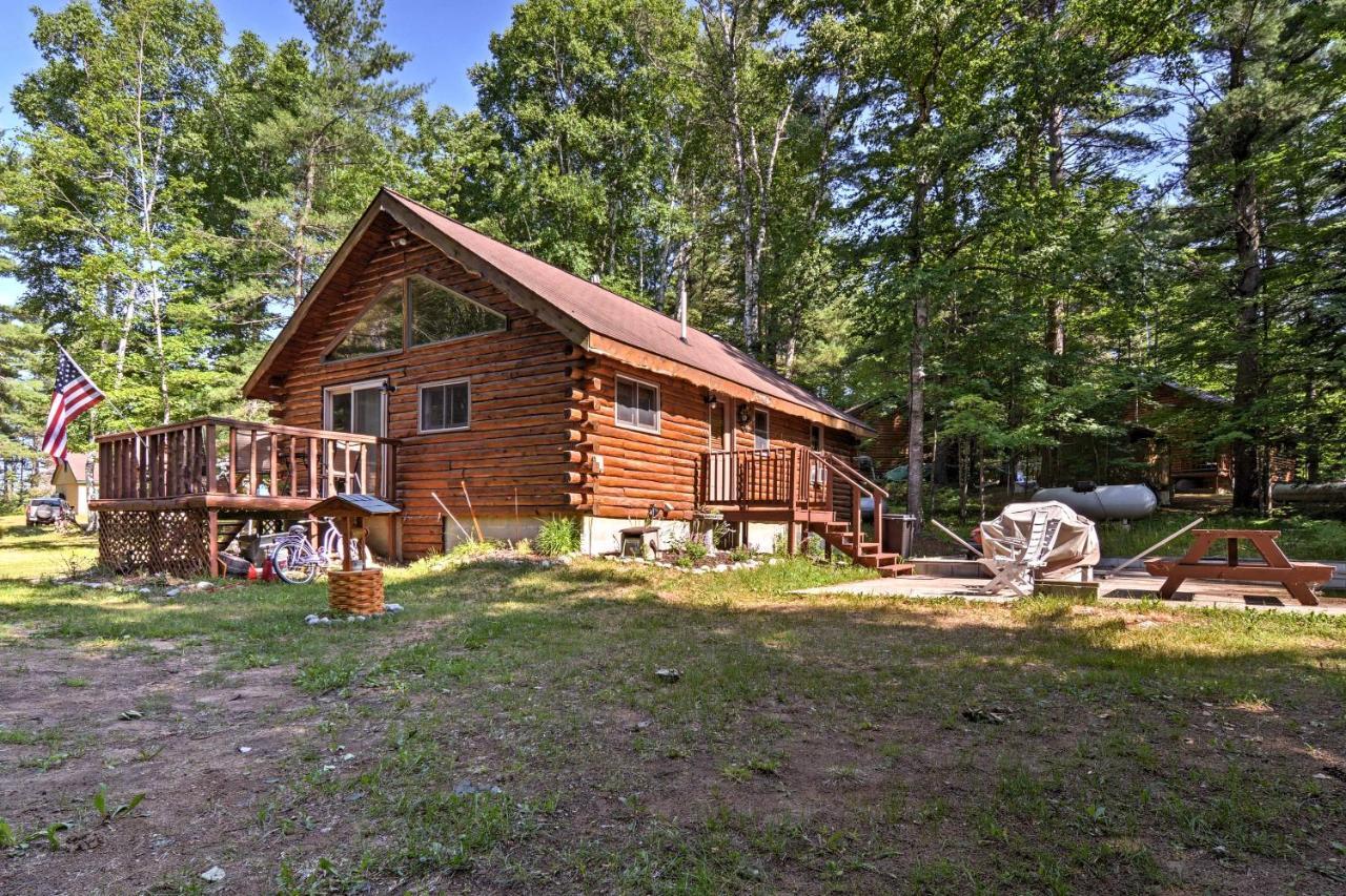 Cozy Manistique Cabin With Deck, Grill And Fire Pit! Vila Exterior foto